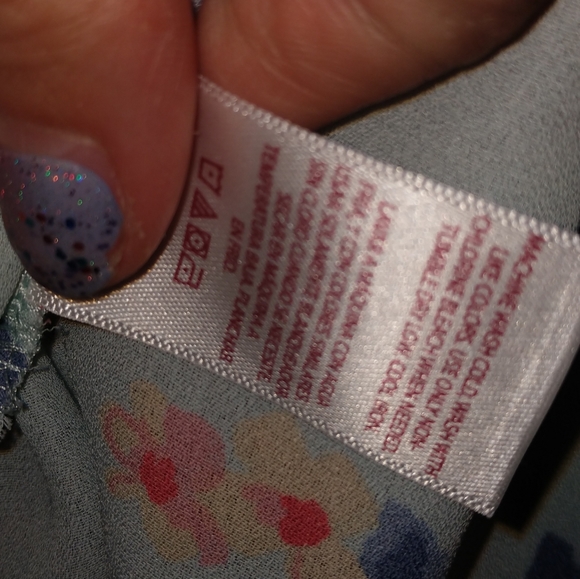 🌸 Beautiful floral button down top - Picture 3 of 12